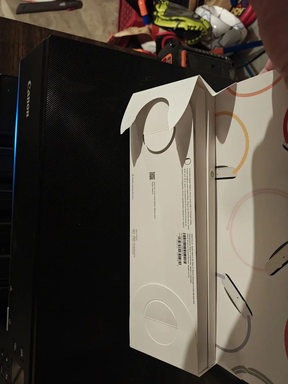 Apple Watch SE in Midnight with Midnight Sport Band